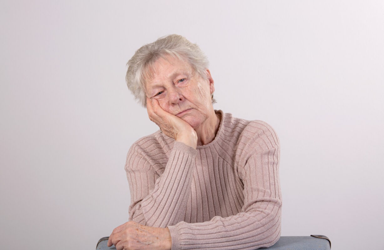 traurige Seniorin