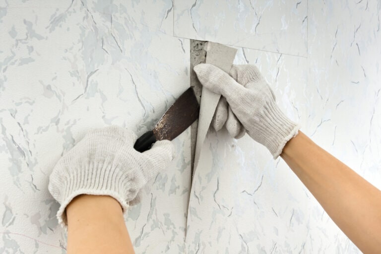 removing of old wallpapers from wall