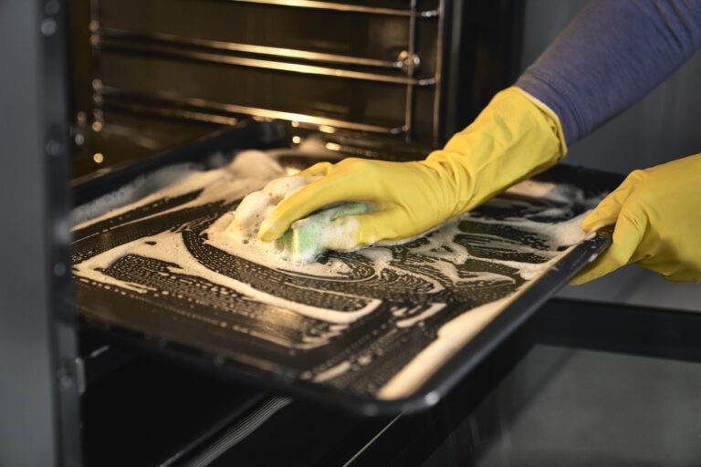 how to clean an oven